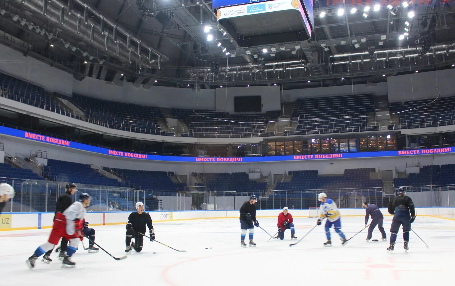 Humo arena. Хоккейная Арена Хумо. Хоккейная Арена в Ташкенте. Ледовый дворец Хумо Арена. Арена хк Хумо(Ташкент).