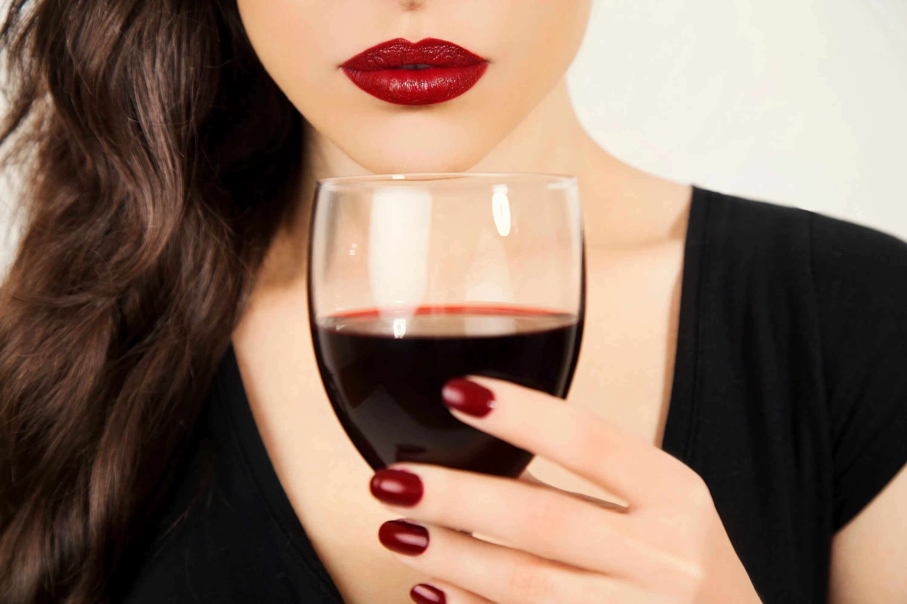 Женщина с бокалом. Девушка с вином. Женщина с бокалом вина. Девушка с бокалом вина. В ее руках вино
