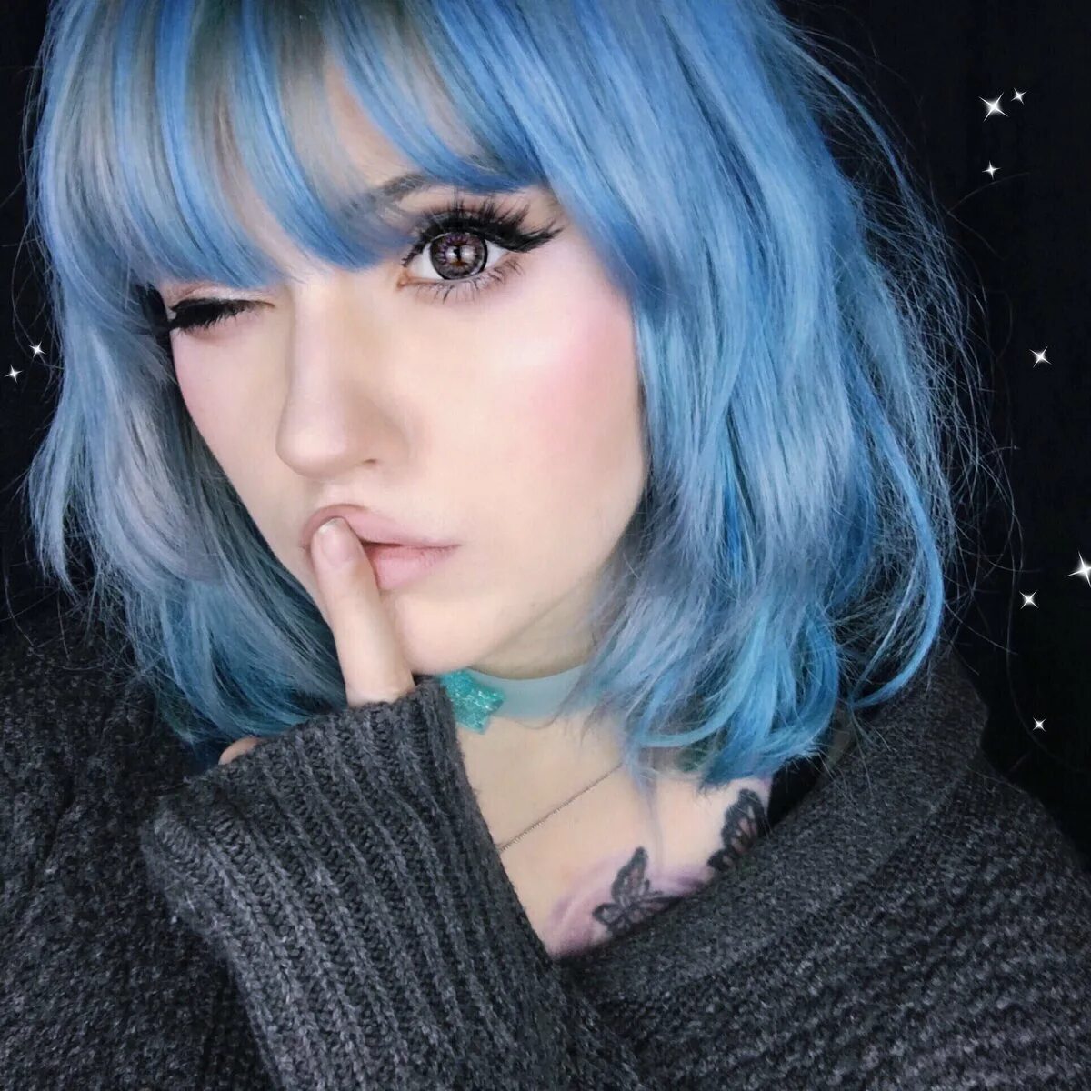 Мальвина тиктокерша. Линда халберг синие волосы. Девушка с голубыми волосами каре. Синие волосы у девушек каре. Девушка с голубыми волосами каре.
