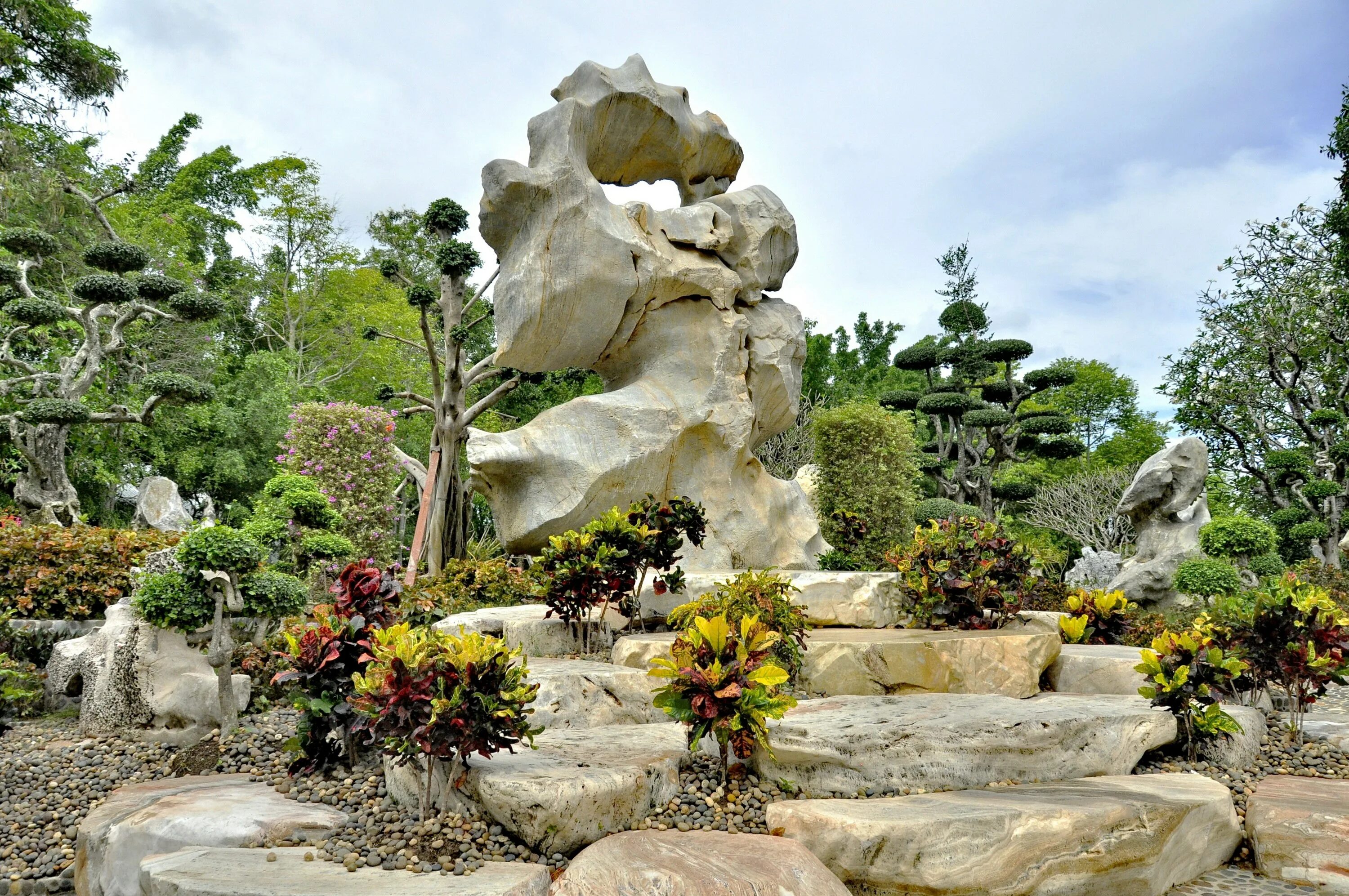 Stone park. Сад миллионолетних камней Паттайя. Парк миллионолетних камней в Таиланде. Таиланд парк миллионолетних камней в Паттайе. Паттайя парк миллионолетних камней и крокодиловая ферма.