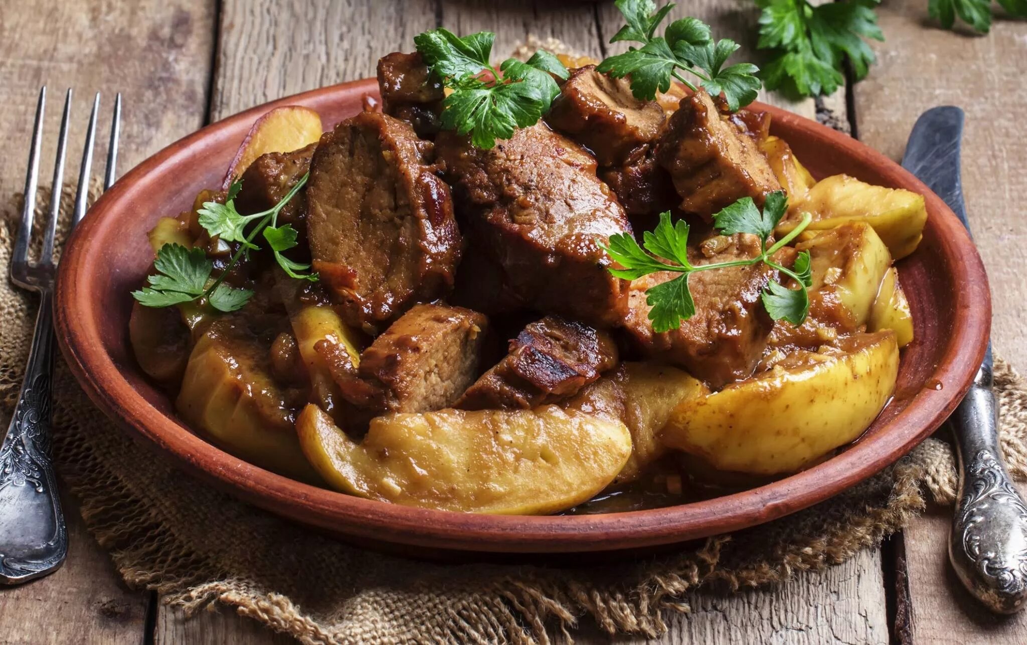 картошка с печенью тушеная. печень с картошкой на сковороде. печень с картошкой. картошка тушеная с куриной печенью. куриная печень с картофелем.