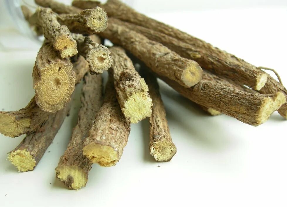 Корни дол. Лакрица корень солодки. Корень солодки (Licorice roots). ЛРС корни солодки. Корень лакрицы.