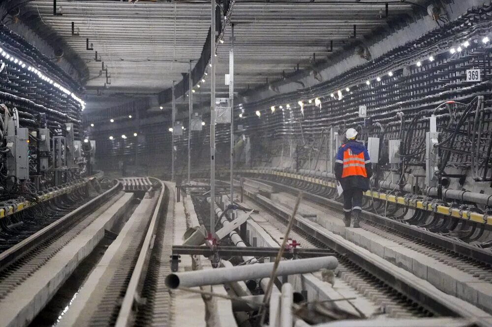 работник метро. технический пуск троицкой линии. технический пуск троицкой линии. технический пуск бкл 2022. станция метро варшавская бкл.