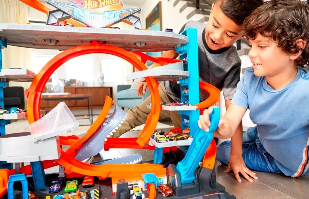 Hot wheels дети играют. Hot Wheels ftb69. Хот Вилс гараж с акулой. Hot Wheels hw Ultimate Garage. Парковка хот Вилс с акулой.
