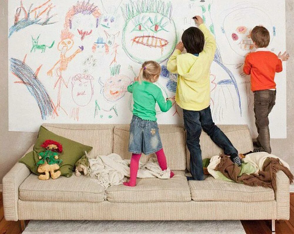 Дети так же шумно поднимались в гору. Ребенок разрисовал стены. Ребенок рисует на стене. Детские изрисованные стены. Рисование на обоях с детьми.