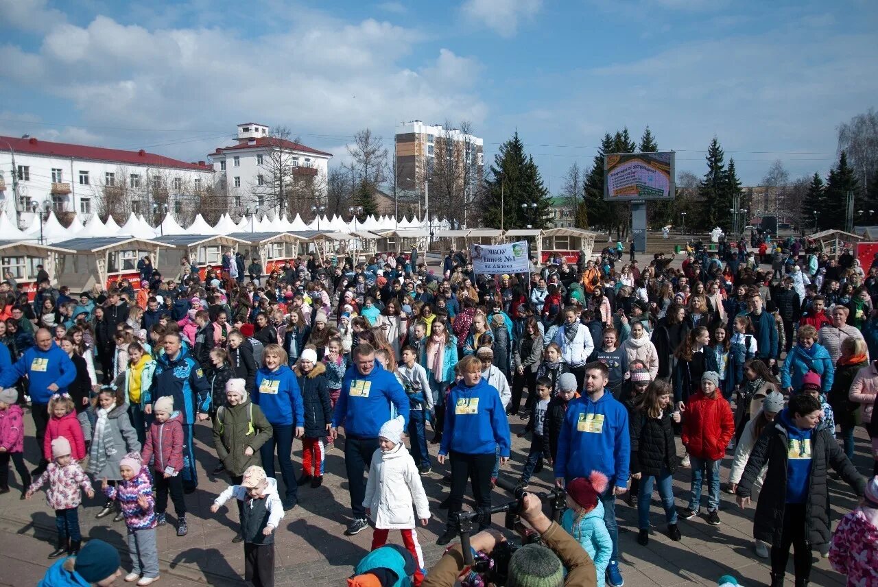 Сайт солнечногорского городского. Советская площадь Солнечногорск. Солнечногорск люди. Солнечногорск фото. Население Солнечногорска Московской.