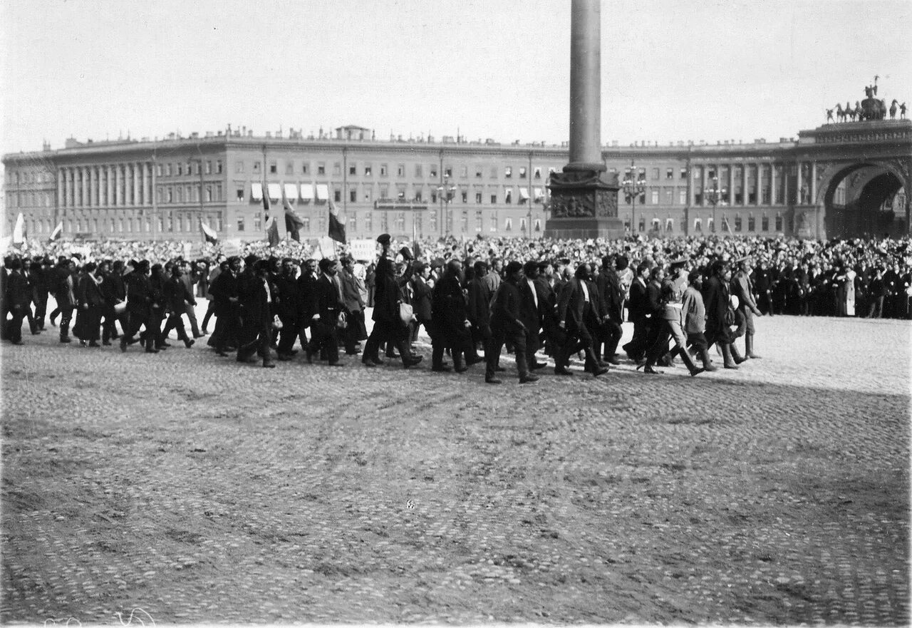 Дворцовая площадь объявление войны 1914. Дворцовая площадь июль 1914 года. Манифестация в Санкт-Петербурге 1 августа 1914 год.