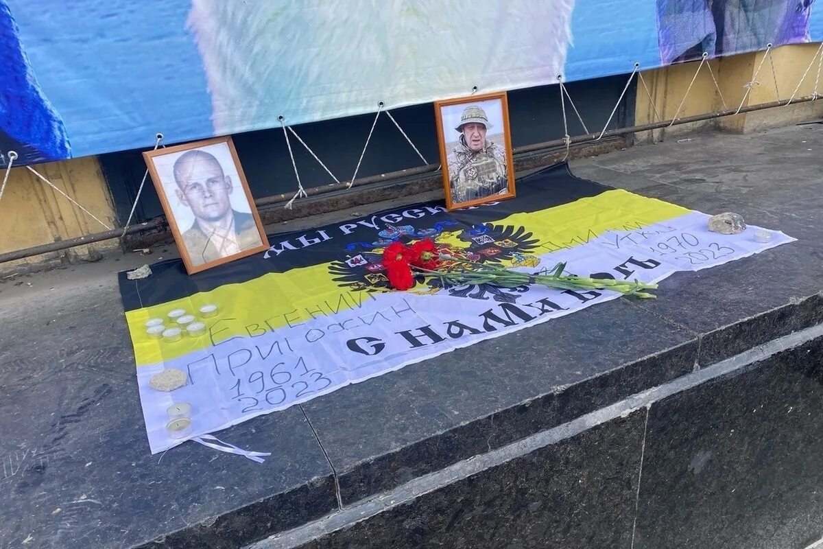 Стихийный мемориал в ростове на дону. Памятник пригожину и уткину в краснодаре фото. Стихийный мемориал в ростове на дону. Памятник евгению пригожину. Стихийный мемориал в ростове на дону.