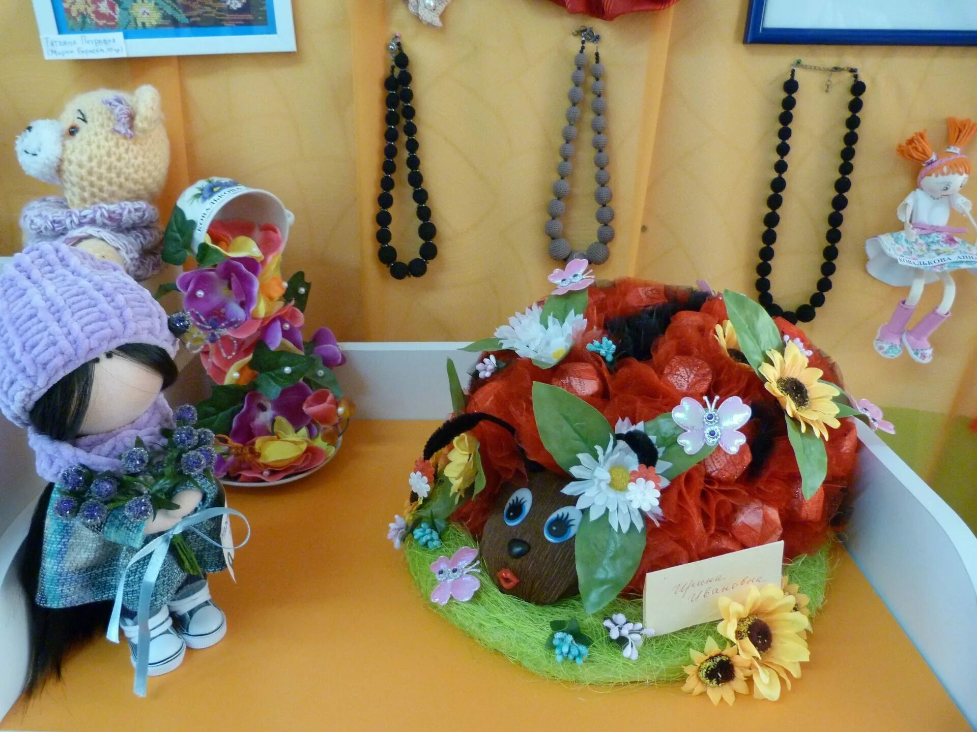 рукоделие для детей. красивое рукоделие. рукоделие мамы. женщина с ребенком. красивое рукоделие.