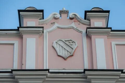 Знаки на фасадах зданий
