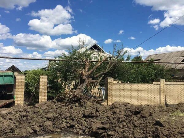 Ситуация в красногоровке донецкой области. Красногоровка улица Суворова 4. Красногоровка Донецкая область фото разрушений 2015. Красногоровка Донецкая область фото разрушений. Обстрел Красногоровки школа 2.