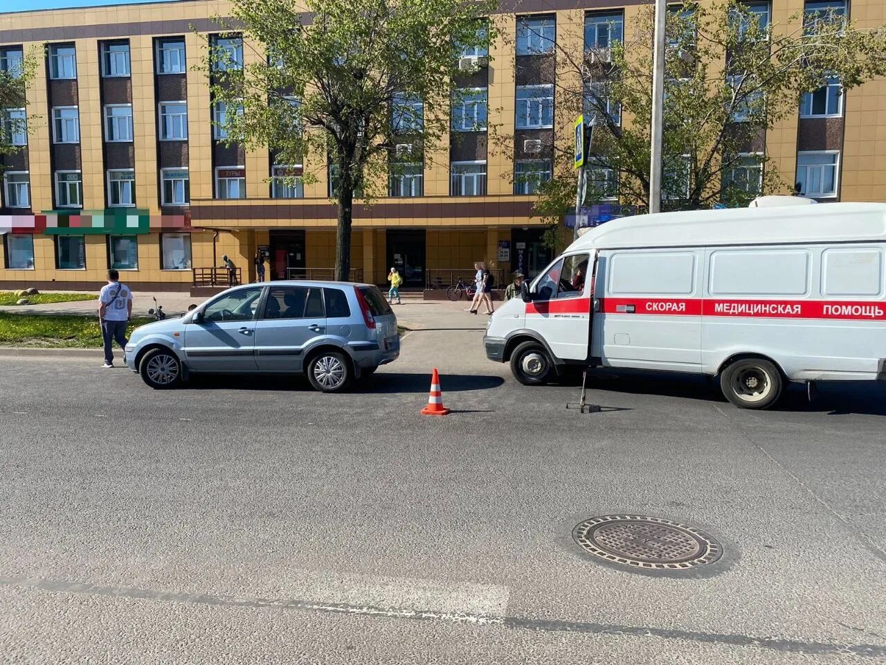 Вчерашнее дтп в городе балаково. Машина наехала на колесо коляски. Инвалида сбивает машина. Машины из центра. Инвалида сбивает машина.