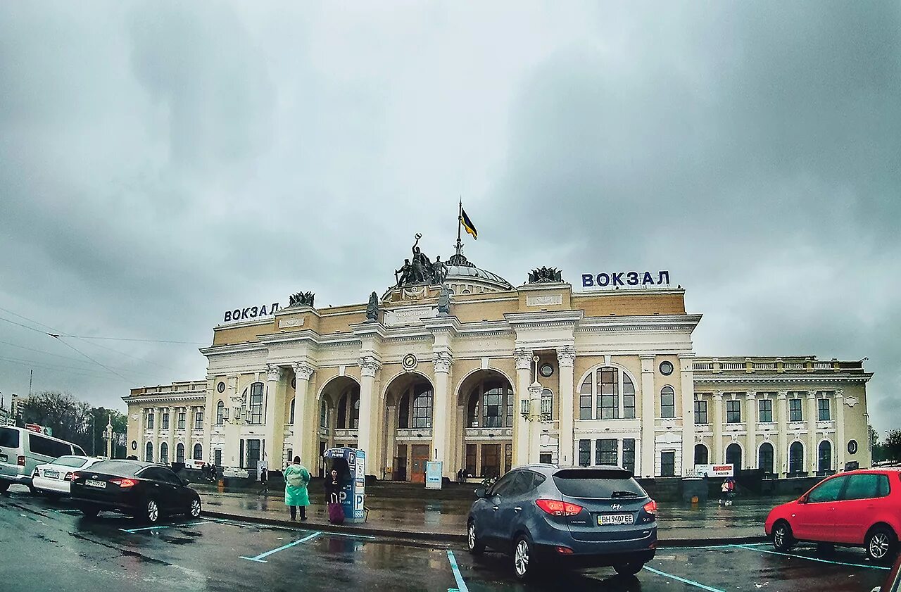 Ж/д вокзал в одессе. Жд вокзал одессы в 90. Здание железнодорожного вокзала одесса. Жд одесский. Жд вокзал одесса фото.