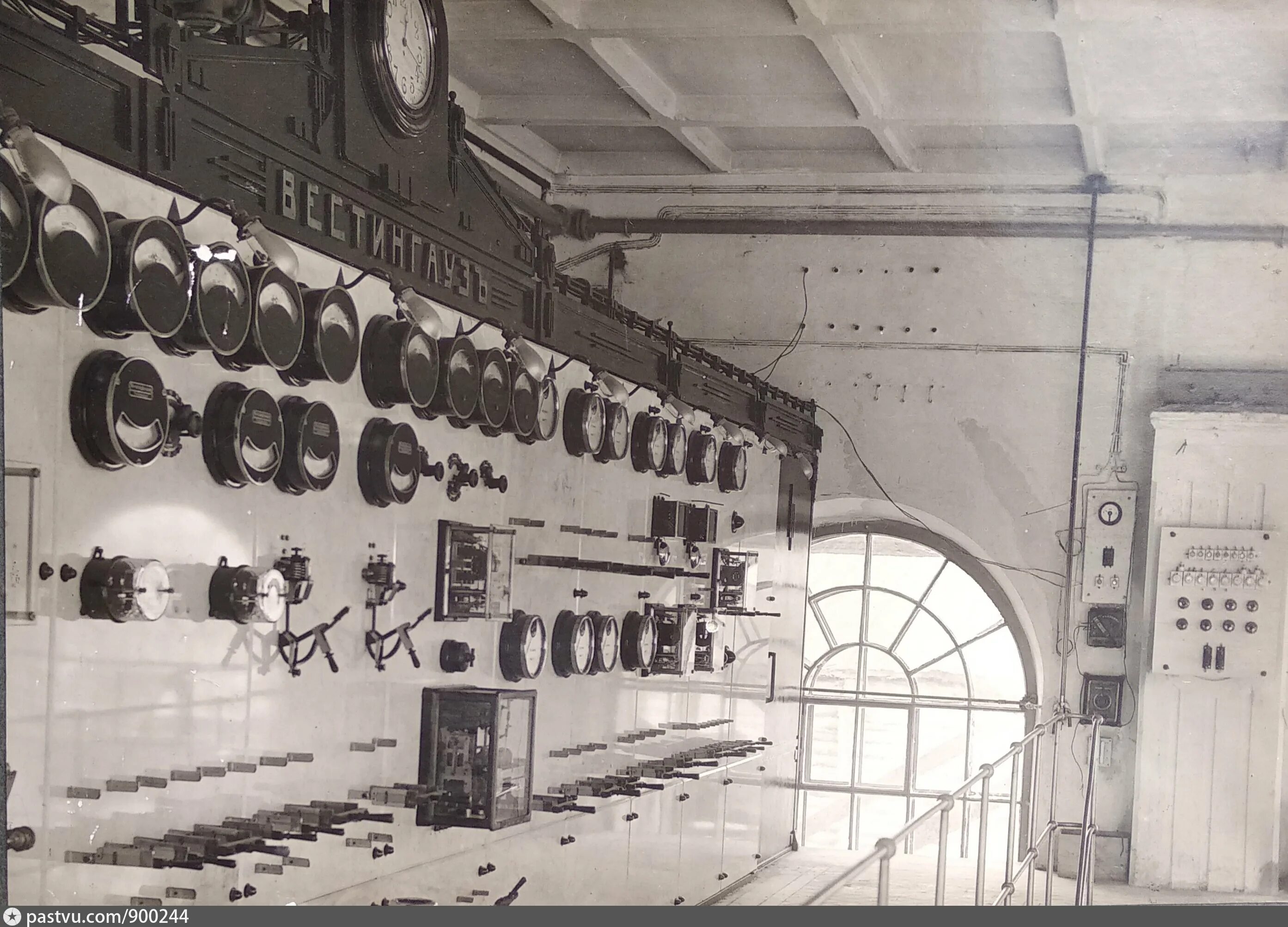 Елизавета 2 на открытии аэс колдер холл. Открытие первой электростанции. Первые электростанции 19 века. Елизавета 2 на открытии аэс колдер холл. Открытие первой электростанции.