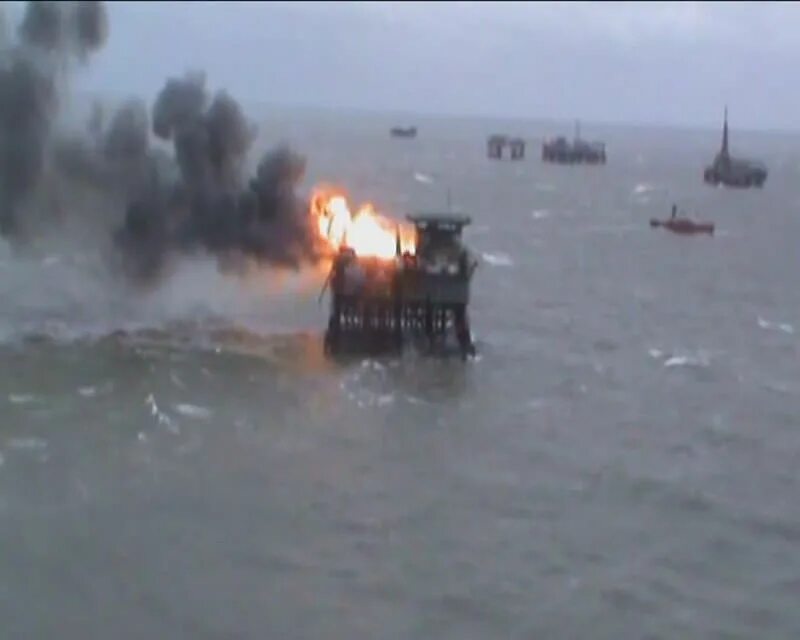 Поджог каспийского моря что это. Нефтебаза в море. Сжег Каспийское море. Нефтебаза Каспийская. Нефтяная платформа пожар в 2019 году.