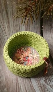 Корзинка из пряжи с деревянным донышком