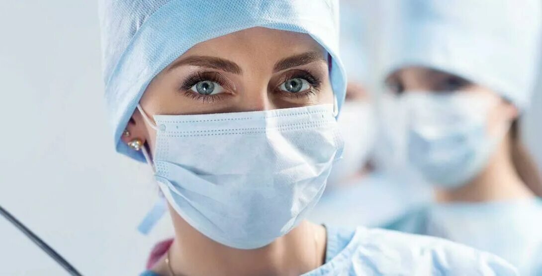 Медицинская сестра в маске. Медсестра россия. Маски и перчатки. Женщина в маске медицинской. Девушка врач в маске.
