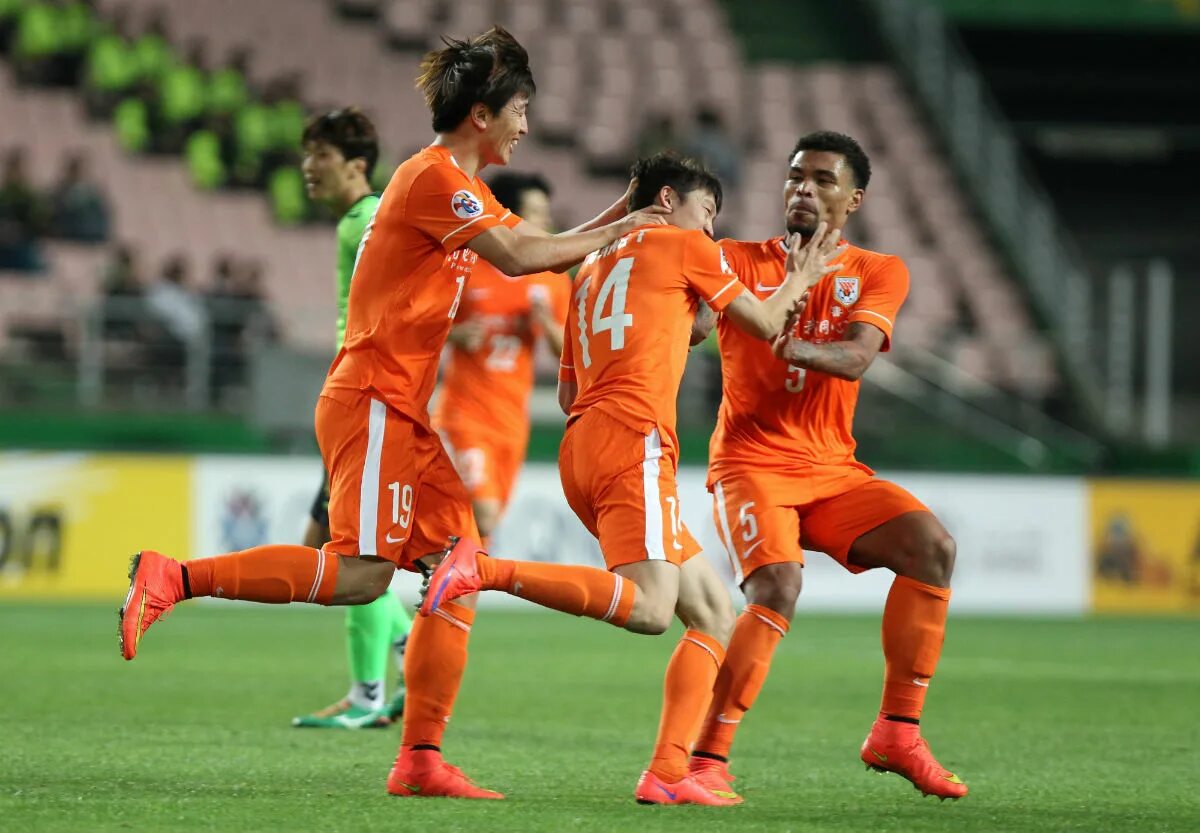 Фк шаньдун лунэн. Chinese super league. Китайский футбол. Чемпионат китая по футболу слуцкий. Чемпионат китая по футболу.