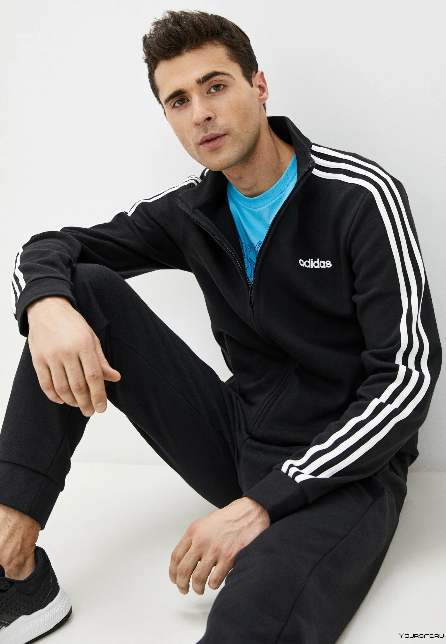 Адидас в полный рост. Спортивках adidas. мужчина в спортивках адидас. парень в спортивном костюме. мужик в спортивном костюме.
