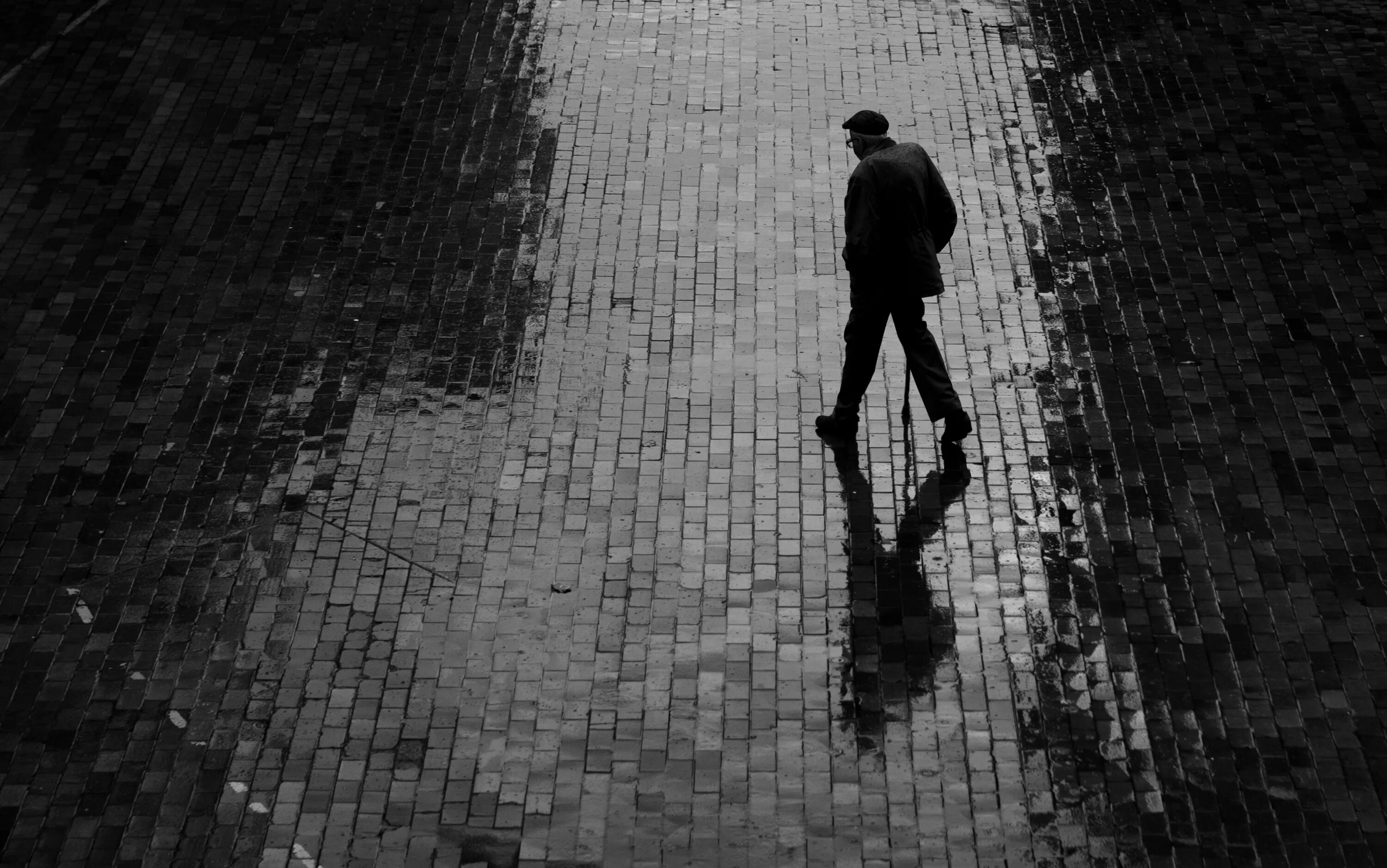 Человек под дождем. Одиночество под дождем. Мужчина под дождем. Одинокий человек.