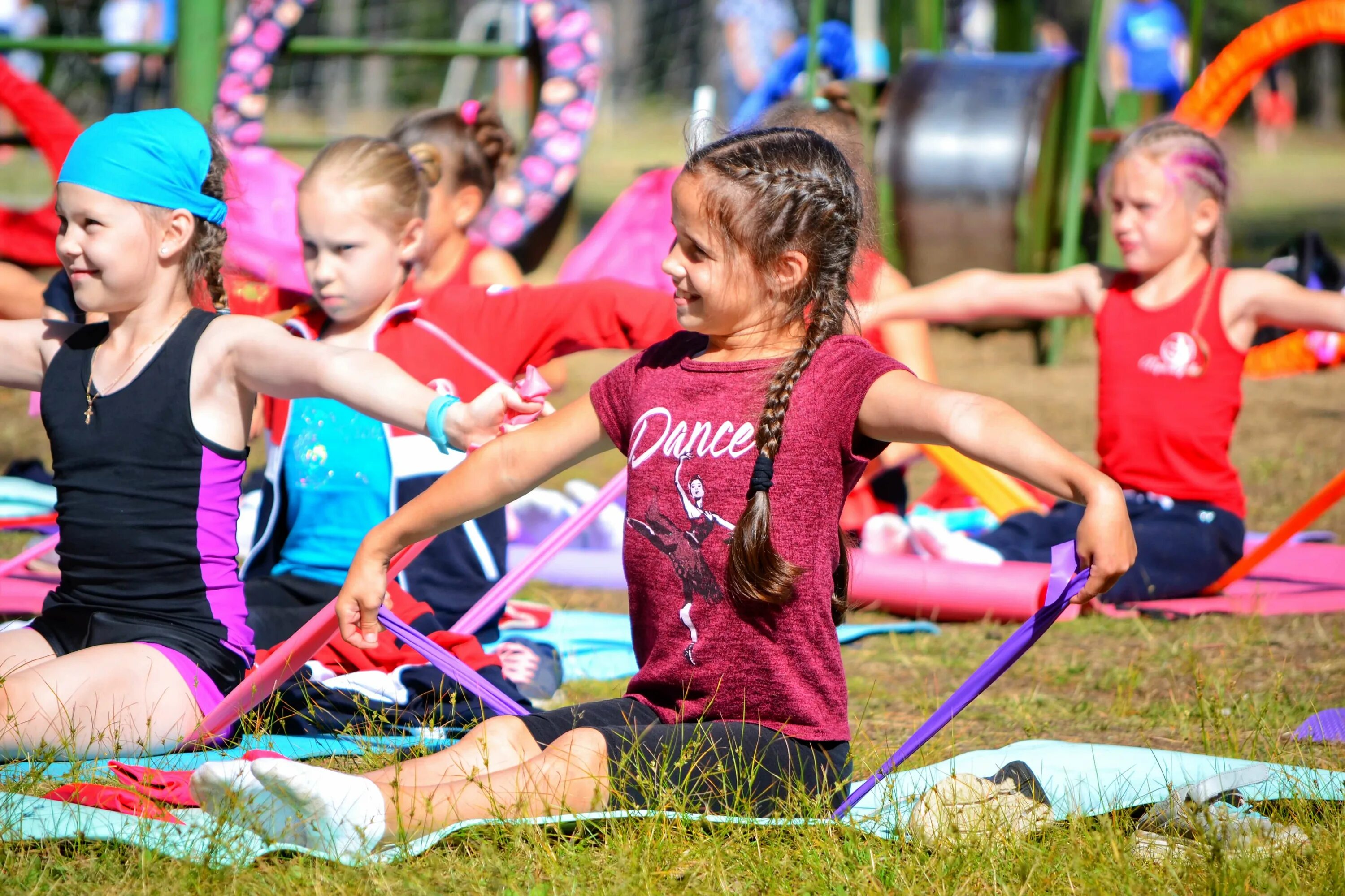 Child camping. Летний спортивный лагерь. Дети в лагере. Детские летние лагеря. Спорт в лагере.