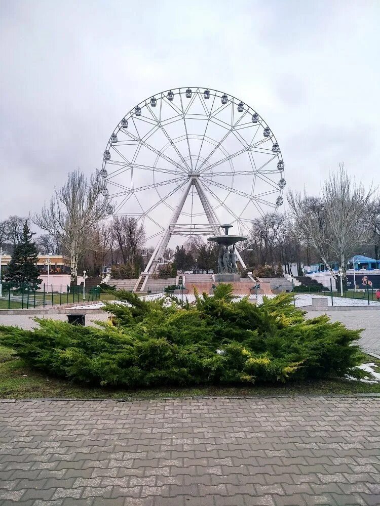 Сколько колес обозрения в ростове. Каменск-Шахтинский колесо обозрения. Колесо обозрения одно небо Ростов на Дону. Колесо обозрения в Стаханове. Колесо обозрения в Седово.