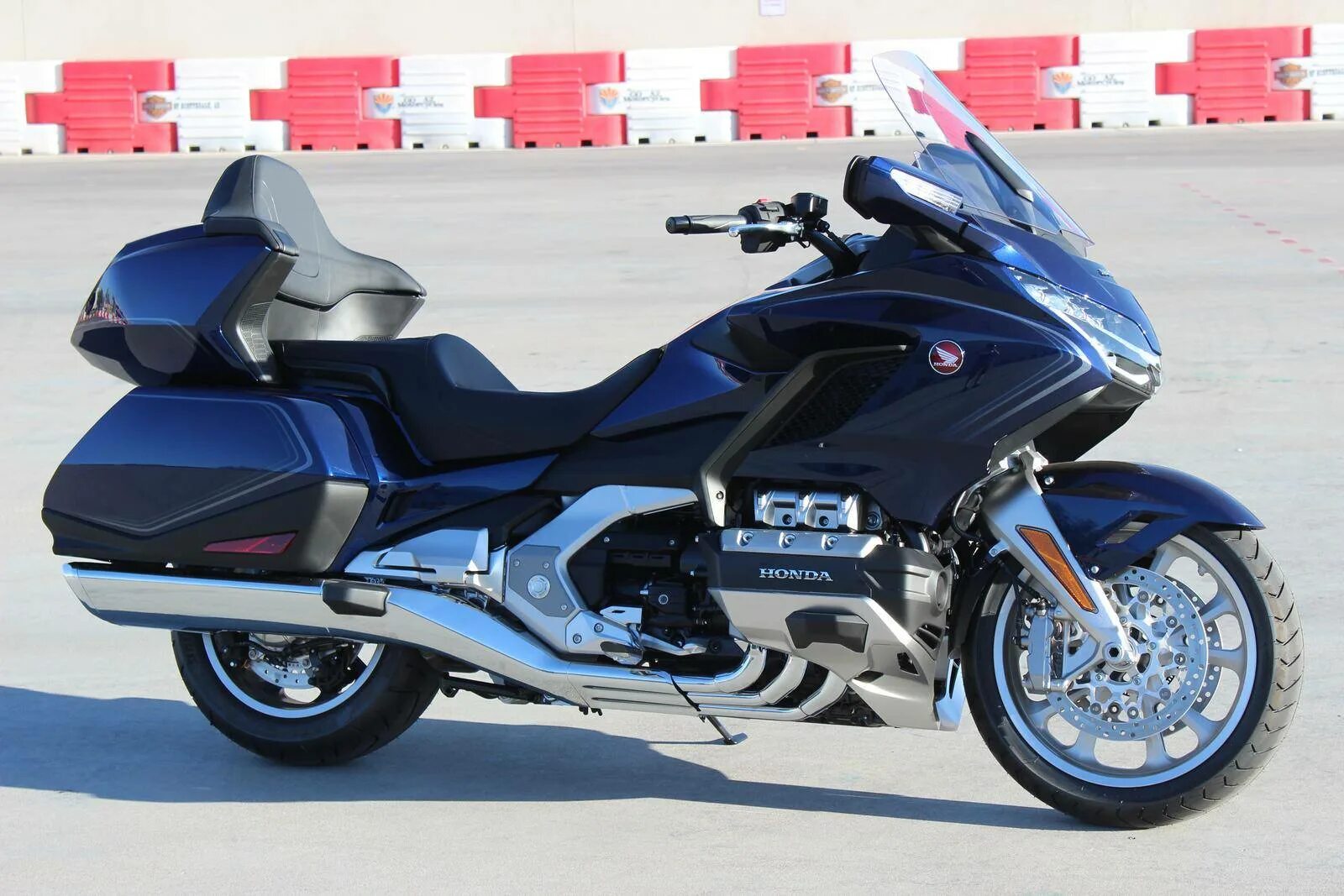 Мотоциклы голд винг купить. Honda Gold Wing. Хонда Голд Винг 1800. Honda Gold Wing 2021. Мотоцикл Honda Gold Wing gl1800.