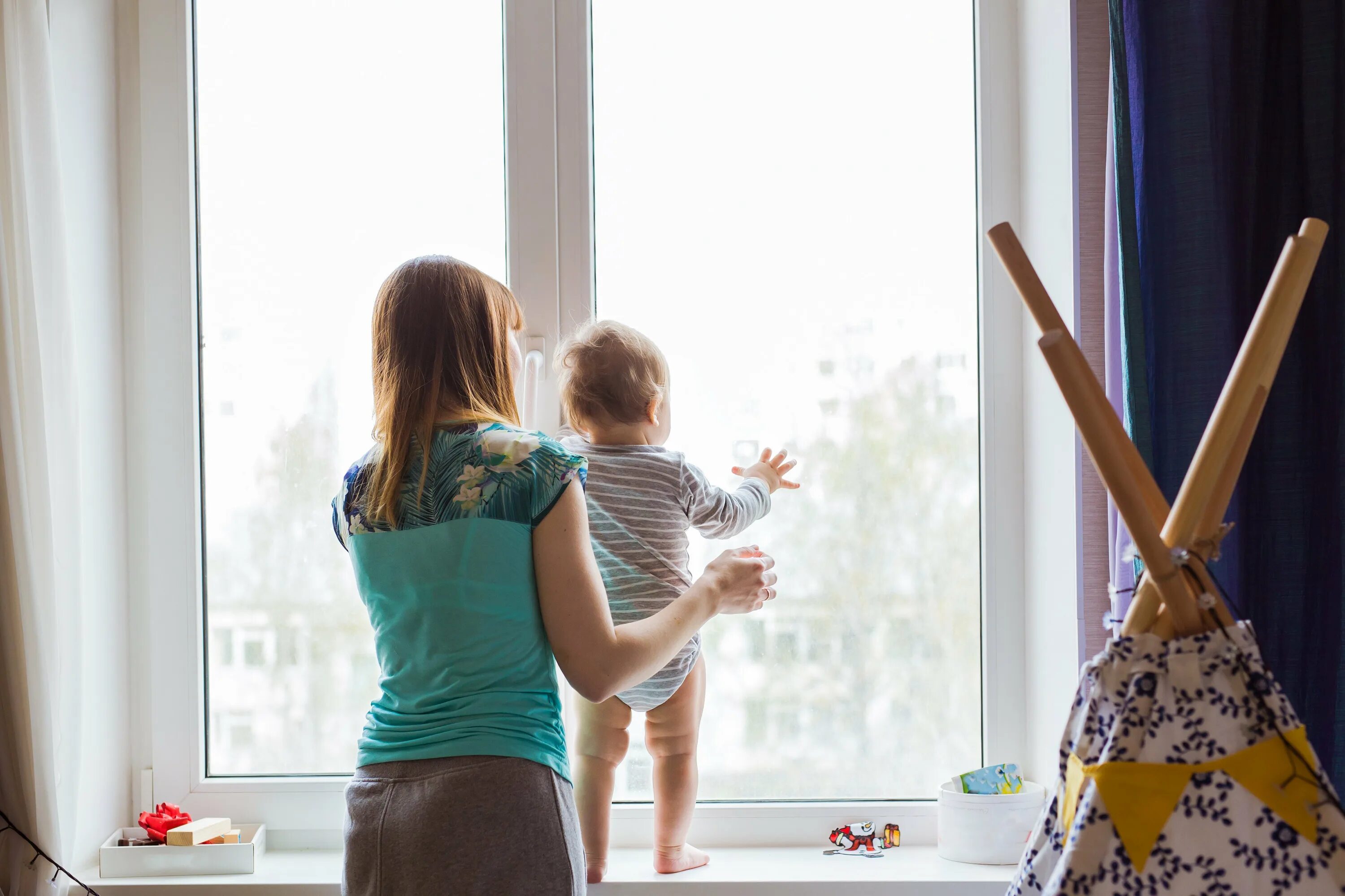 Мамино окошко. Мама с ребенком у окна. Красивые пластиковые окна. Семья с детьми у окна. Пластиковые окна в детской.