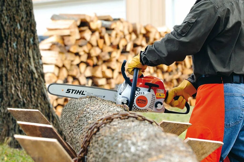 Рейтинг цепных пил для дачи. Stihl ms211c. Пила штиль распил дров. Заготовка дров штиль МС 170. Бензопила для дачи.