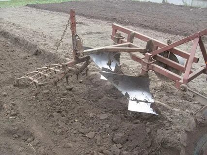 Глубину вспашки регулируют