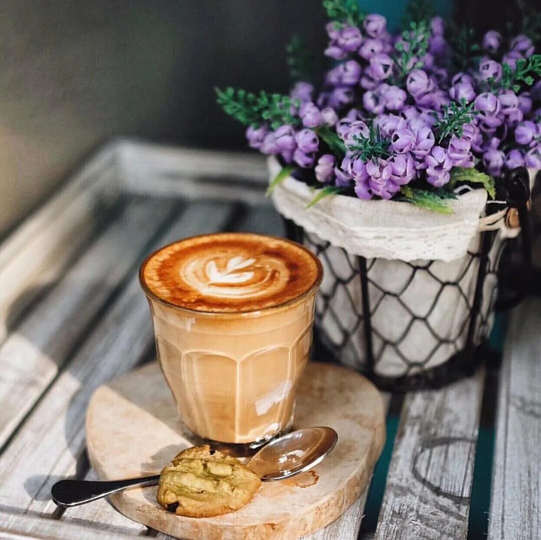 Доброго утра апреля стильные картинки. Доброе утро стильные. Доброе утро кофе. Кофе и цветы. Доброго дня кофе.