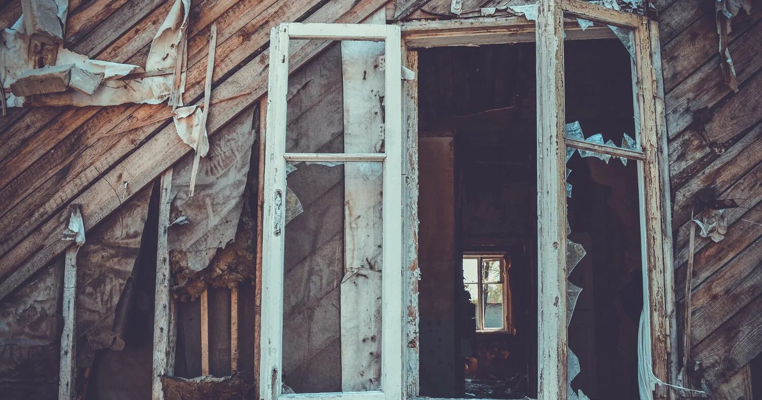 Разрушенное окно. Окно заброшенного дома. Окна в старых домах. Заброшенный деревянный дом. Окно в заброшенном доме.