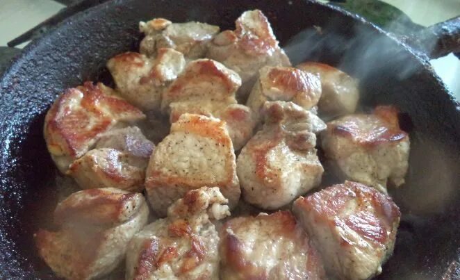 Сколько жарить шашлык в духовке. Шашлык из свинины жареный на сковороде. свиной шашлык на сковороде. шашлык в духовке в сковородке. шашлык на сковородке дома из свинины.