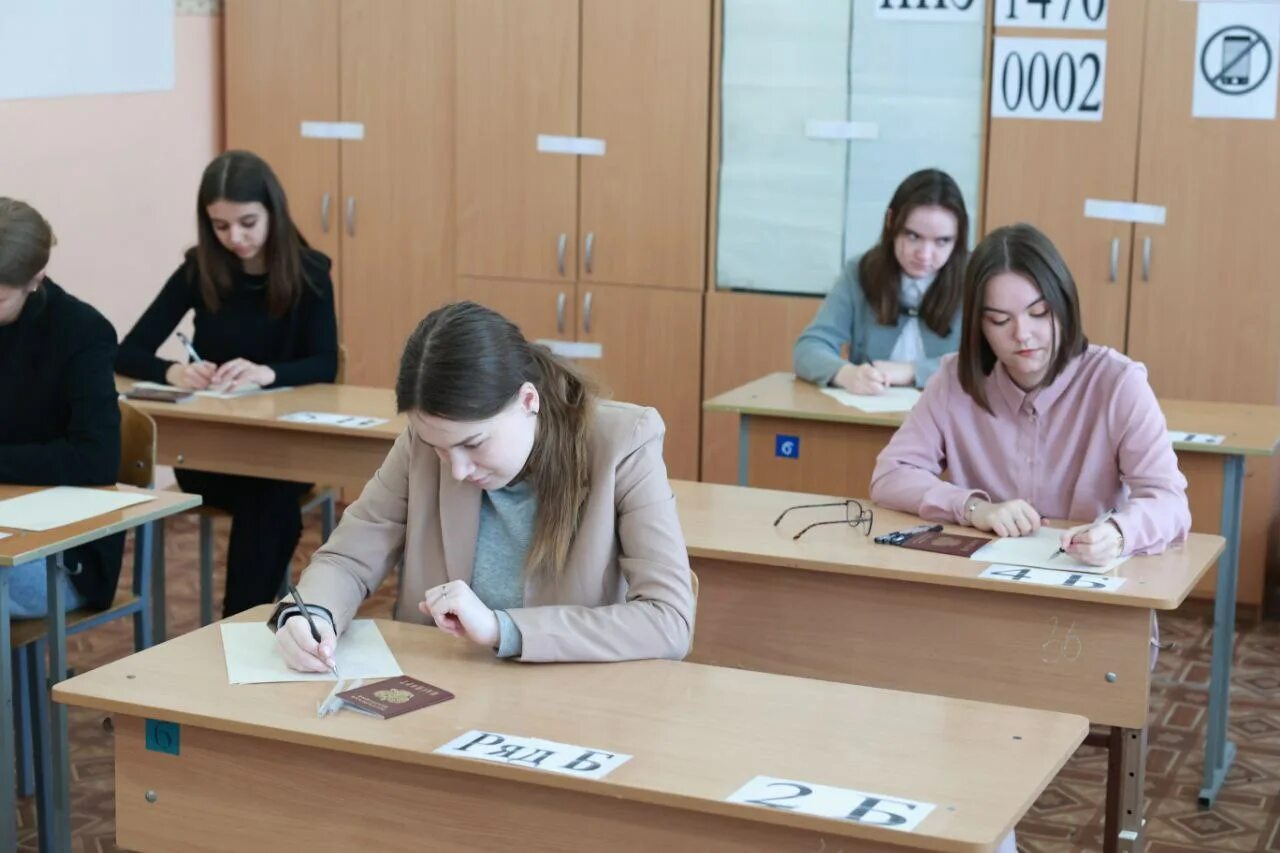 Сколько выпускников сдают егэ. Экзамены в школе. Школа ЕГЭ. Школьники 11 класс. Экзамен ЕГЭ.