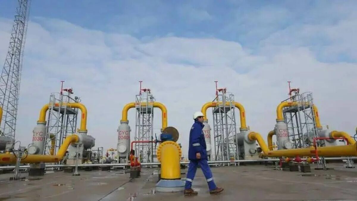 Природный газ в казахстане. Флаги российский и татарстанский. Узбекистан казахстан газ. Лукойл узбекистан кандымский газоперерабатывающий комплекс. Узбекистан казахстан газ.