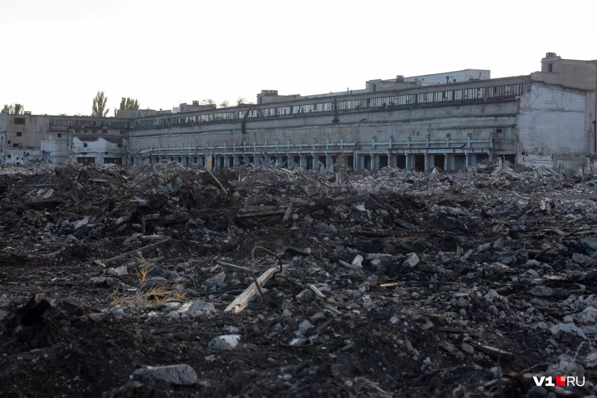 волгоград тракторный новости. горит завод в волгограде. сталинградский тракторный завод сейчас. волгоград развалины заводов. видео сверху с квадрокоптера тракторного завода в волгограде.