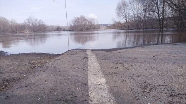 Бузулук паводок 2024 год. Река Самара Бузулук. Речка Самарка Бузулук. Паводок 2011 год Бузулук. Мост Бузулук затапливает.