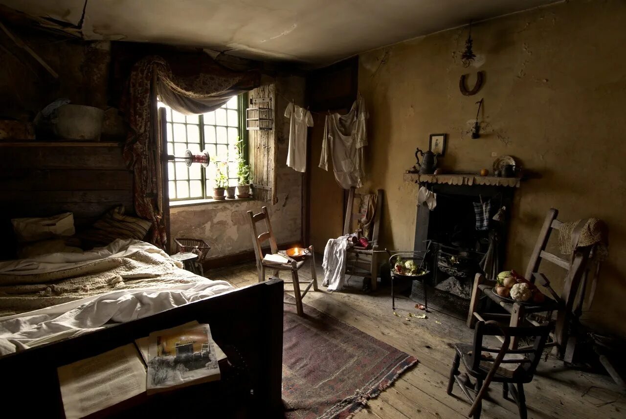 Обстановка старого дома. Спальня в бедном жилище 19 века в Англии. Жилища бедняков Лондон 19в. Дом Денниса Сиверса. Старый дом интерьер.