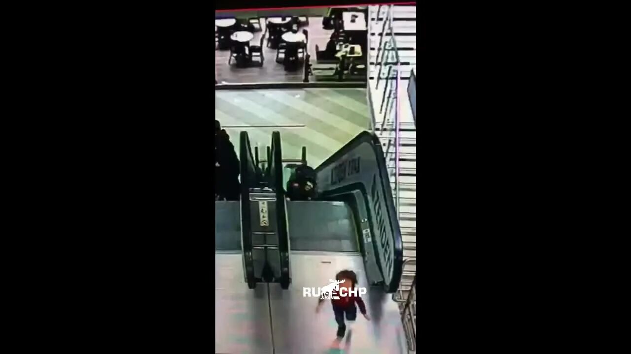 Может ли человек движущийся на эскалаторе. Дети упали с эскалатора в тц мегаполис. несчастные случаи на эскалаторе. тц мегаполис эскалаторы.