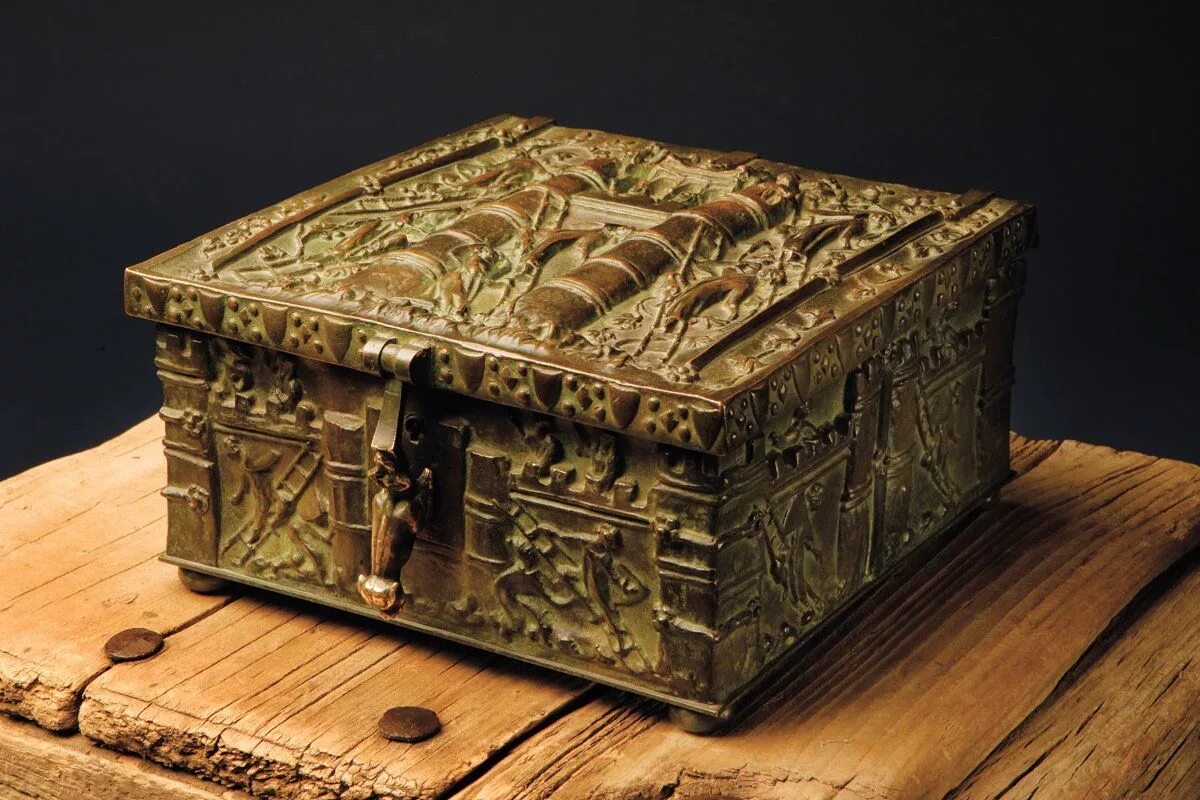 Нашли ларец. Валхейм сундук с сокровищами. При создании метро нашли сундук. Сокровища фореста фенна. Сундучок с золотыми монетами.