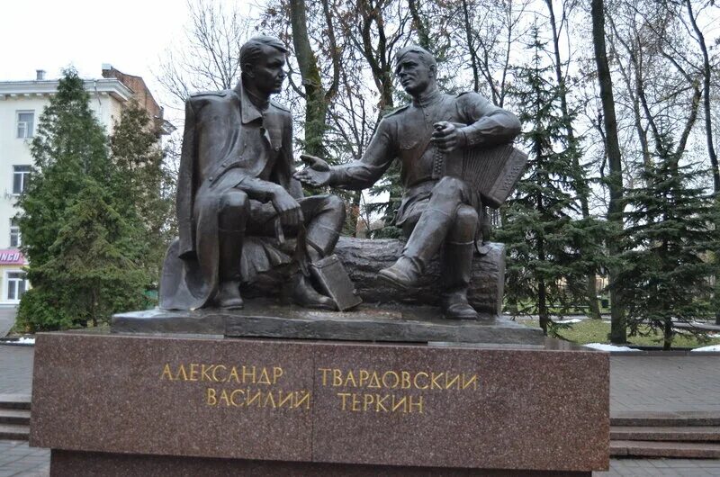 Памятник теркину в смоленске. Памятник Твардовскому в Смоленске. Памятник Александру Твардовскому и Василию Тёркину в Смоленске. Памятник Василию Теркину. Памятник Василию Теркину в Смоленске.