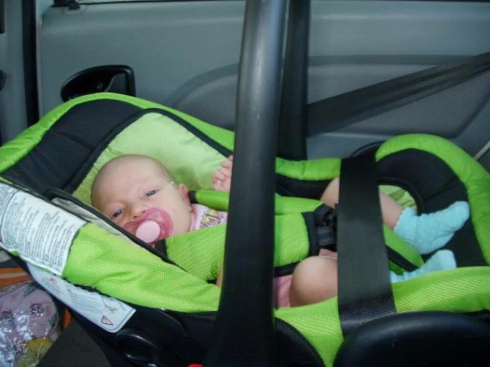 Можно ли перевозить новорожденных. Перевозка грудных детей в автомобиле. Расположение ребенка в автолюльке. Новорожденные в автолюльке в машине. Люлька для месячного ребенка в машину.