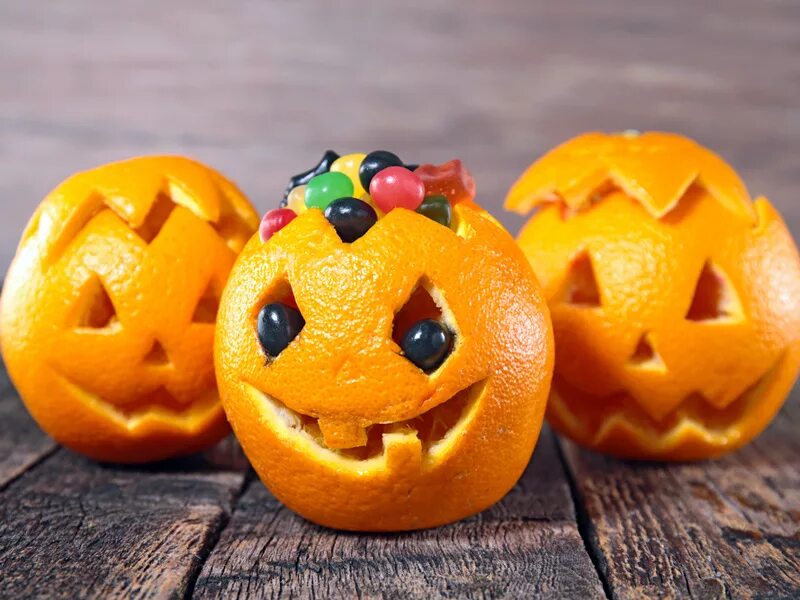 Фрукты на хэллоуин. Украшения из фруктов на хэллоуин. Как сделать хелоуинский банан. Украсить фрукты на хэллоуин. Тыква 2d.