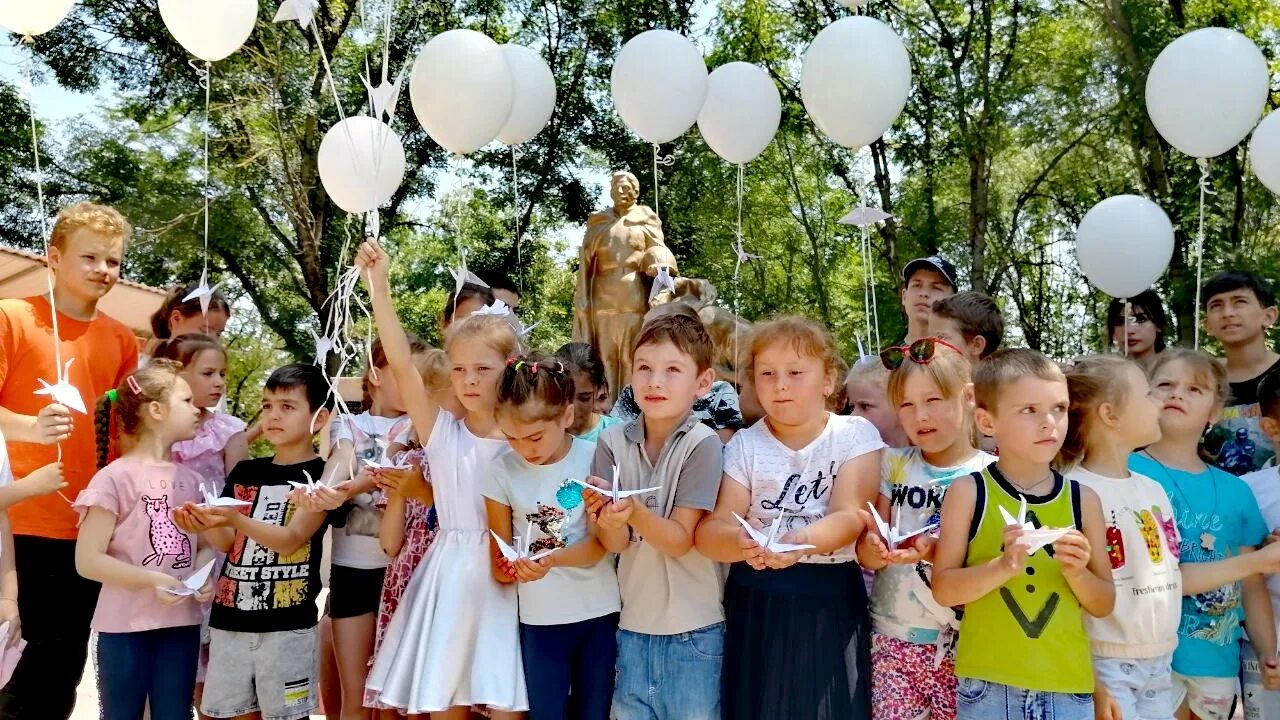 Алые паруса отряд в пришкольном лагере. Алые паруса лагерь. Праздник день защиты детей в парке Победы Орловка. Конкурсы Ставропольский край для школьников.