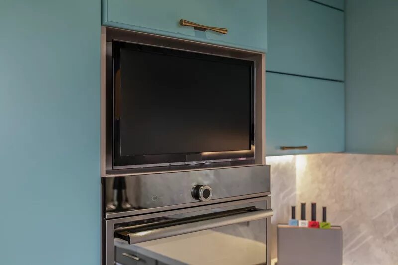 Встраиваемые кухонные телевизоры. Встраиваемый телевизор для кухни Cameron tmw1502. Телевизор встроенный в кухню. Встроенный телевизор в кухонный гарнитур. Телевизор встроенный в кухонный шкаф.