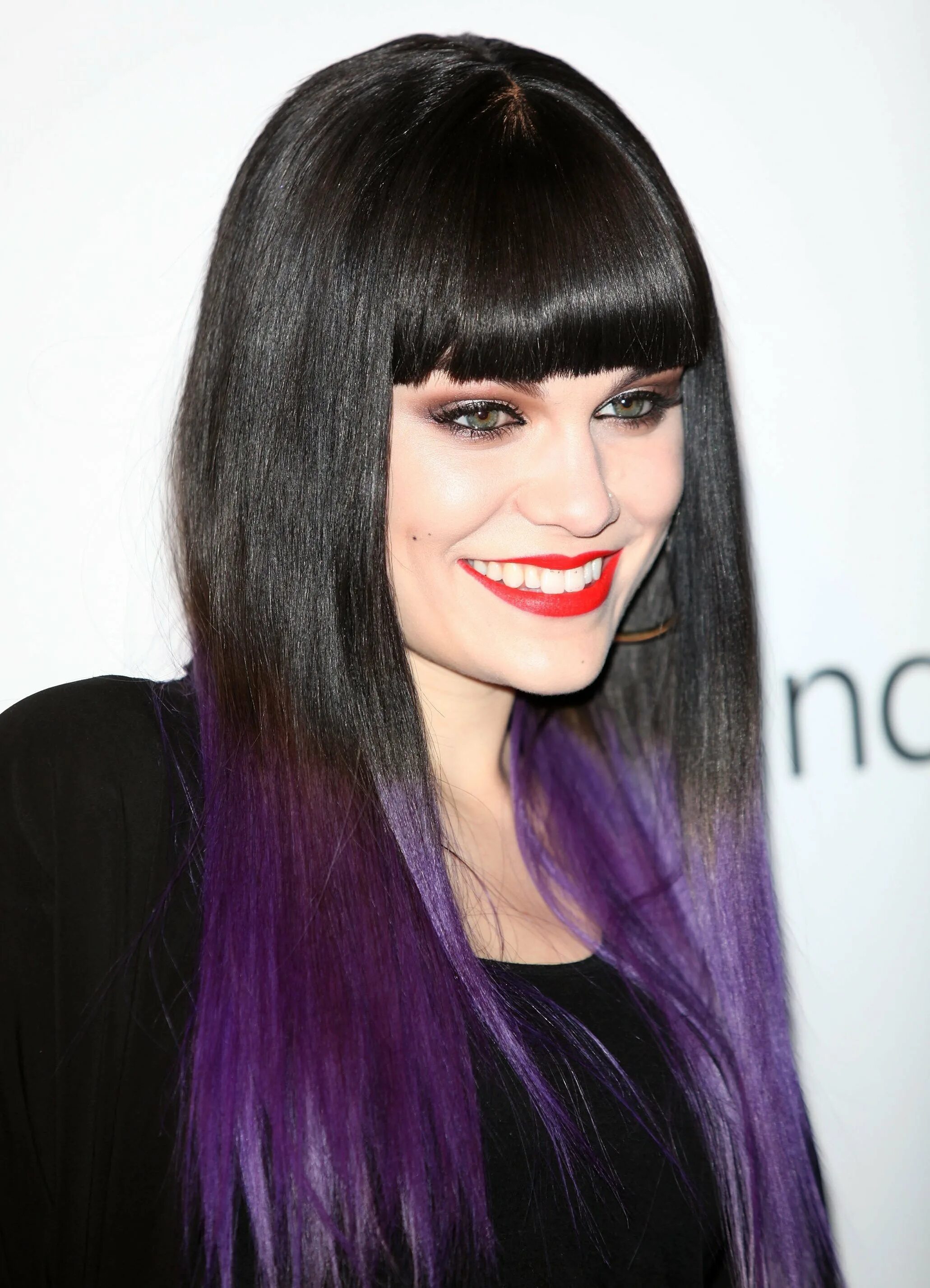 Глянцевые волосы. Джесси Джей фиолетовые волосы. Фиолетовый оттенок на темных волосах. Темно фиолетовые волосы. Тёмно-фиолетовый цвет волос.