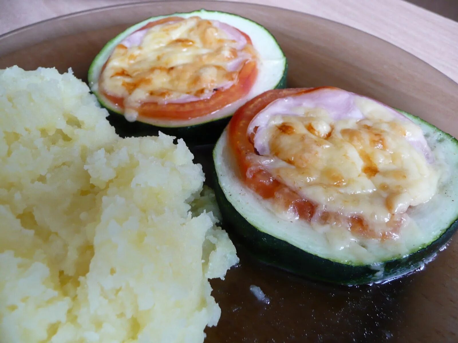 Маффины с ветчиной и сыром в духовке. Кабачки с сыром ветчиной и помидорами слоями. Кабачок с ветчиной и сыром в духовке. Рулетики из кабачков. Кабачок с ветчиной и сыром в духовке.