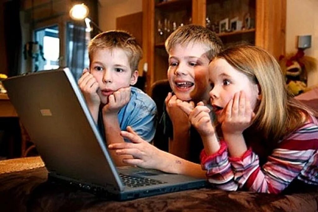 Ребенок за компьютером. Компьютер для детей. Детям об интернете. Компьютерные игры для детей.
