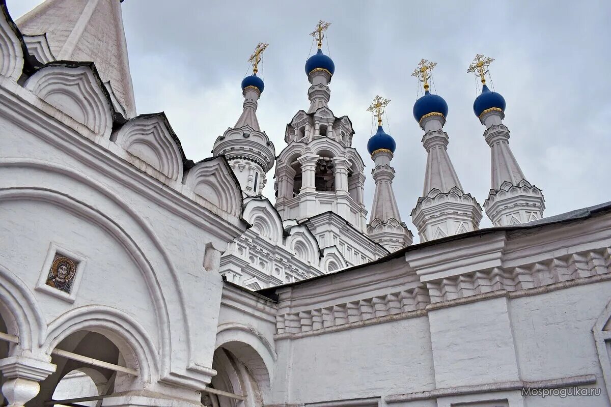 Московская церковь рождества богородицы. Храм Рождества Богородицы в Путинках. Церковь Рождества Богородицы в Путинках в Москве. Московская Церковь рождения Богородицы в Путинках. Храм Успения Пресвятой Богородицы в Путинках.