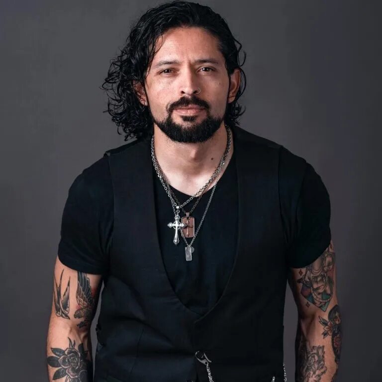 Фото вокалист ронни ромеро. Ronnie romero. Batlord группа. Ronnie romero raised heavy on radio. Рони ромеро.